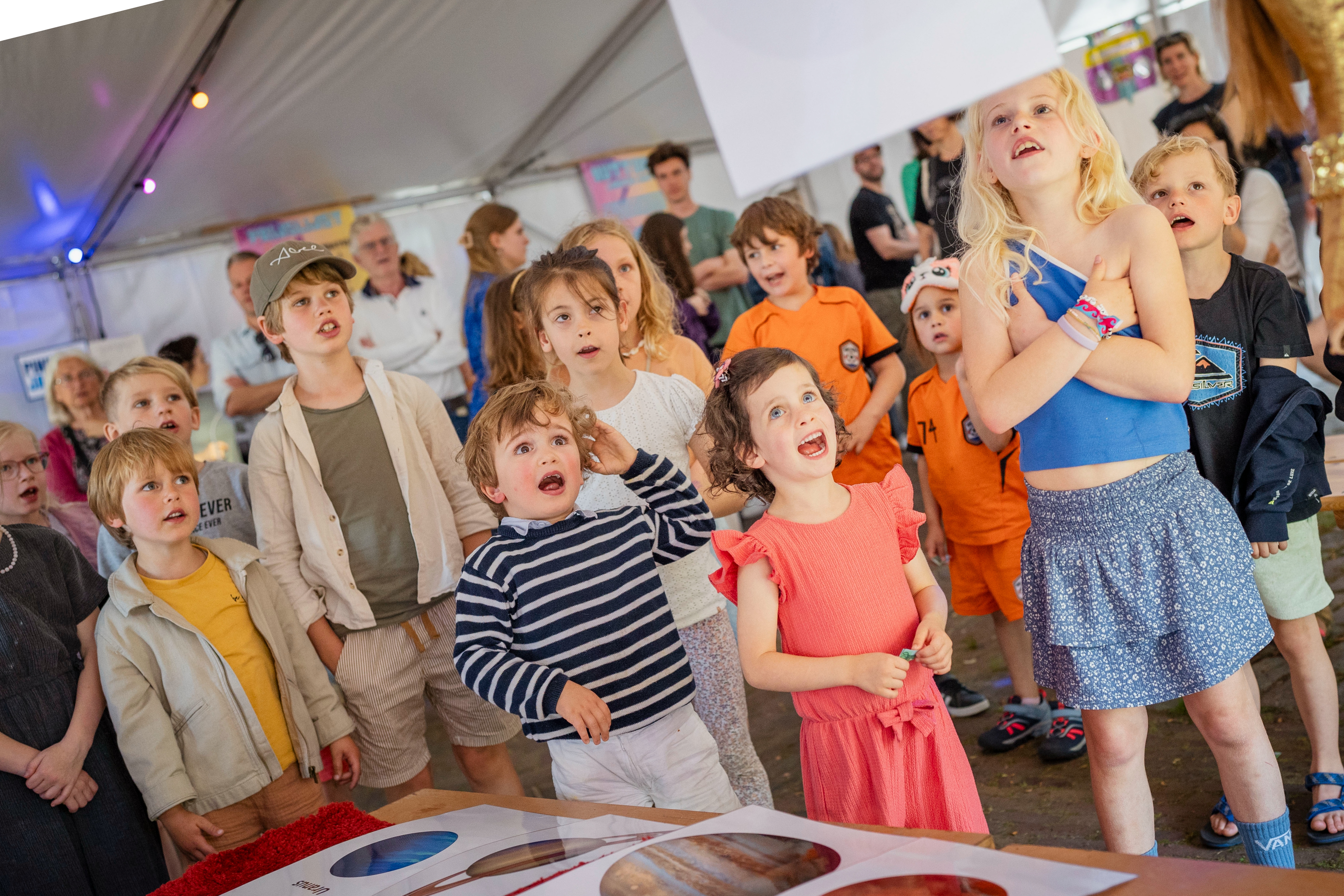 Kinderen vol verwondering tijdens de Spacebus voorstelling
